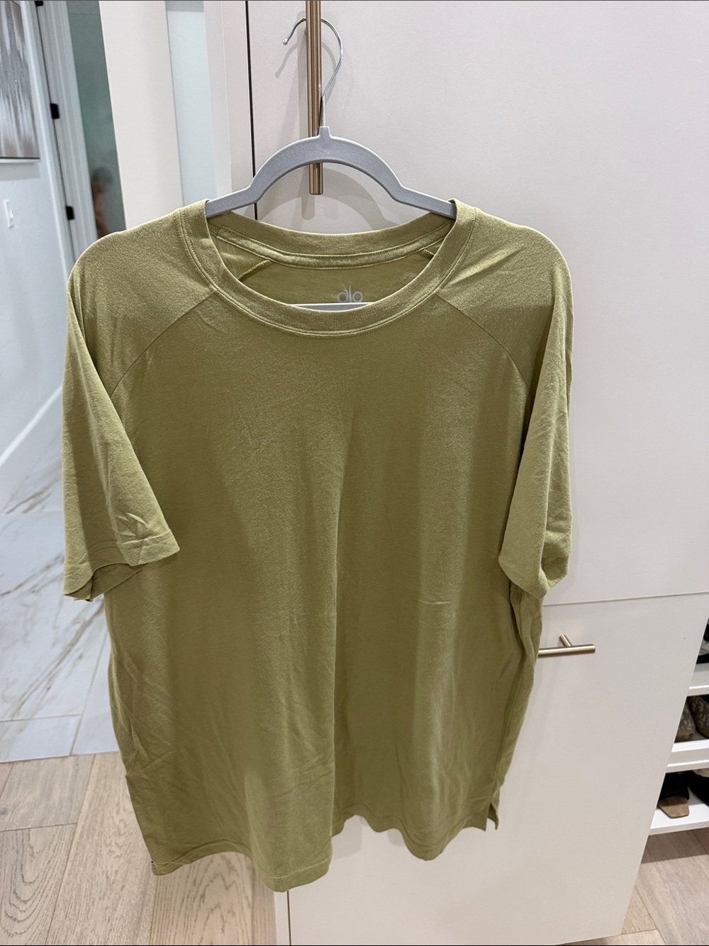 ALO Yoga Men's Short Sleeve Tee in Olive Green